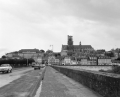 Franciaország, Nevers, Loire-híd, szemben a Szent Quiricus és Julitta (Cyr et Julitte) székesegyház., 1973, Vimola Károly, Fortepan #250318