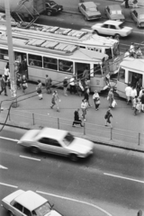 Magyarország, Budapest VIII., Blaha Lujza tér, kilátás a Népszabadság székházából a József körúti villamosmegállóra., 1989, Vimola Károly, Budapest, Fortepan #250323