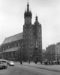 Lengyelország, Krakkó, Főtér (Rynek Glówny), Mária-templom., 1973, Tóth Károly dr, templom, Bazilika, katolikus, torony, gótika, Volkswagen Bogár, tégla-gótika, Fortepan #25036