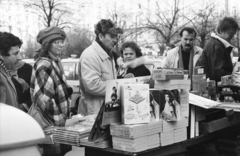 Magyarország, Budapest VIII., Blaha Lujza tér, könyvárusítás a Somogyi Béla utca torkolatánál, távolabb a József körút házsora., 1988, Vimola Károly, könyv, piac, könyvárus, kazetta, Budapest, Fortepan #250361