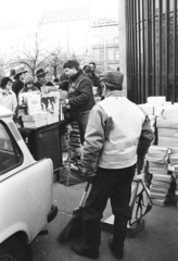 Magyarország, Budapest VIII., Blaha Lujza tér, könyvárusítás a Somogyi Béla utca torkolatánál, távolabb a József körút házsora., 1988, Vimola Károly, könyv, piac, Trabant 601, könyvárus, Budapest, Fortepan #250362