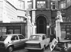 Magyarország, Budapest VI., Csengery utca 61., 1989, Vimola Károly, Trabant 601, rendszám, Volkswagen Golf, Budapest, lomtalanítás, Fortepan #250372