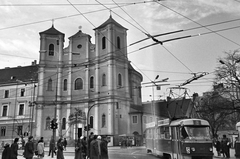 Szlovákia, Pozsony, Hurbanovo námestie (egykor Nagy Lajos tér) a Vármegyeház tér (Župné námestie) felé nézve, szemben a Trinitáriusok temploma., 1973, Tóth Károly dr, Csehszlovákia, templom, Tatra-márka, utcakép, villamos, barokk-stílus, katolikus, tömegközlekedés, Johann Lucas von Hildebrandt-terv, Tatra T3, viszonylatszám, trinitáriusok, Franz Jänggl-terv, Fortepan #25038