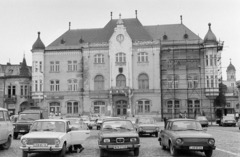 Szlovákia, Léva, Kossuth Lajos tér (Námestie hrdinov), szemben a Városháza, mellette balra a Bástya utca (ulica Na Bašte) torkolata. Jobbra a háttérben a Szent Mihály-templom egyik tornya látszik., 1989, Vimola Károly, Fortepan #250412