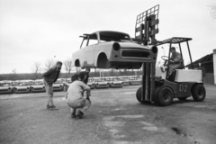 Magyarország, Budapest XV., Károlyi Sándor (Ifjúgárda) út, az Autótechnika Gépjármű és Alkatrész Termelőeszköz-kereskedelmi Vállalat telephelye., 1988, Vimola Károly, Trabant-márka, Trabant 601, Budapest, targonca, Fortepan #250429