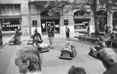 Magyarország, Budapest VI., Liszt Ferenc tér háttérben az 5-ös számú ház., 1988, Vimola Károly, Budapest, pedálos autó, Fortepan #250435