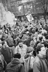 Magyarország, Budapest V., Vörösmarty tér, Vaclav Havel csehszlovák író szabadon bocsátásáért rendezett tiltakozó gyűlés 1989. március 2-án. Háttérben Vörösmarty Mihály szobrának talapzata látszik., 1989, Vimola Károly, tüntetés, Budapest, Fortepan #250452