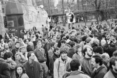 Magyarország, Budapest V., Vörösmarty tér, Vaclav Havel csehszlovák író szabadon bocsátásáért rendezett tiltakozó gyűlés 1989. március 2-án. Bal szélen, nyitott gallérú ingben látható szakálas fiatalember Csengey Dénes. Háttérben távolabb Vörösmarty Mihály szobrának talapzata látszik., 1989, Vimola Károly, tüntetés, rendszerváltás, Budapest, Fortepan #250453