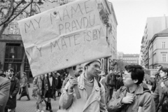 Magyarország, Budapest V., Vörösmarty tér, Vaclav Havel csehszlovák író szabadon bocsátásáért rendezett tiltakozó gyűlés 1989. március 2-án. Háttérben balra a Gerbeaud (Vörösmarty) cukrászda, jobbra a József Nádor térre vezető útszakasz házsora látható., 1989, Vimola Károly, tüntetés, rendszerváltás, Budapest, Fortepan #250459