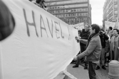 Magyarország, Budapest V., Vörösmarty tér, Vaclav Havel csehszlovák író szabadon bocsátásáért rendezett tiltakozó gyűlés 1989. március 2-án. Háttérben az ORI (Országos Rendező Iroda) székháza és a Vigadó utca házsora látható., 1989, Vimola Károly, tüntetés, rendszerváltás, Budapest, Fortepan #250460