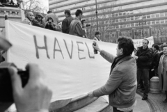 Magyarország, Budapest V., Vörösmarty tér, Vaclav Havel csehszlovák író szabadon bocsátásáért rendezett tiltakozó gyűlés 1989. március 2-án. A felvétel az Oroszlános kút előtt készült. Jobbra az ORI (Országos Rendező Iroda) székháza látható., 1989, Vimola Károly, tüntetés, rendszerváltás, Budapest, Fortepan #250461