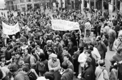 Magyarország, Budapest V., Vörösmarty tér, Vaclav Havel csehszlovák író szabadon bocsátásáért rendezett tiltakozó gyűlés 1989. március 2-án. Jobbra a Gerbeaud (Vörösmarty) cukrászda, távolabb a Vigadó utca - Dorottya utca sarkán álló épület látható., 1989, Vimola Károly, tüntetés, rendszerváltás, Budapest, Fortepan #250462