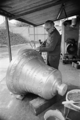 Magyarország, Őrbottyán, Gombos Lajos harangöntő mester a tiszafüredi római katolikus templom harangján dolgozik., 1987, Vimola Károly, harang, harangöntő, Fortepan #250473