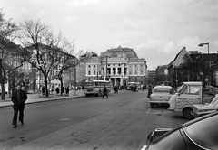 Szlovákia, Pozsony, Hviezdoslavovo námestie, Nemzeti Színház., 1973, Tóth Károly dr, Csehszlovákia, autóbusz, Tatra-márka, GAZ-márka, nemzeti színház, tér, Skoda-márka, Lenin-ábrázolás, buszmegálló, neoreneszánsz, Fellner és Helmer-terv, mikrobusz, automobil, taxiállomás, rendszám, TAZ-márka, Ferdinand Fellner Jr.-terv, Hermann Helmer-terv, Skoda 1203, Fortepan #25048