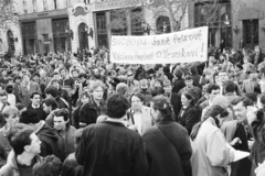 Magyarország, Budapest V., Vörösmarty tér, Vaclav Havel csehszlovák író szabadon bocsátásáért rendezett tiltakozó gyűlés 1989. március 2-án. Középen kockás sállal Fodor Gábor, tőle jobbra szemüvegge Konrád György. A felvétel szélén, a copfos hölggyel szemben, Bába Iván. Háttérben a Gerbeaud (Vörösmarty) cukrászda látható., 1989, Vimola Károly, tüntetés, rendszerváltás, Budapest, Fortepan #250494