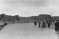 Németország, Berlin, Kelet-Berlin, Strausberger Platz, szemben a Karl-Marx-Allee (Stalinallee) az egykori Große Frankfurter Straße-ból kialakított része., 1959, Vimola Károly, járókelő, foghíj telek, NDK, Fortepan #250561