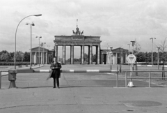 Németország, Berlin, Kelet-Berlin, Pariser Platz, a háttérben a Brandenburgi kapu., 1971, Vimola Károly, NDK, Fortepan #250564