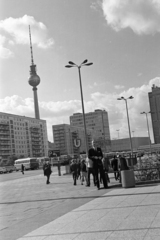 Németország, Berlin, Kelet-Berlin, Karl-Marx-Allee a Schillinsgtrasse metróállomásnál, az Alexanderplatz felé nézve, háttérben a TV torony., 1971, Vimola Károly, NDK, Fortepan #250569