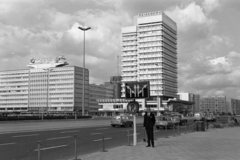 Németország, Berlin, Kelet-Berlin, az Otto Braun Strasse (Hans Beimler Strasse) a Karl-Marx-Allee kereszteződése előtt. Balra az Elektromos-ipar Háza (Haus der Elektroindustrie), ekkor az NDK elektronikai minisztériumának székháza. Középen az Utazás Háza (Haus des Reisens)., 1971, Vimola Károly, NDK, Fortepan #250570