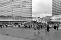 Németország, Berlin, Kelet-Berlin, Alexanderplatz, középen a Népek Barátsága szökőkút (Brunnen der Völkerfreundschaft)., 1971, Vimola Károly, NDK, Fortepan #250572