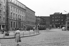 Lengyelország, Poznań, Aleje Marcinkowskiego, háttérben a Hügieia-kút, mögötte a Szent Márton-templom (Kościół św. Marcina) tetője., 1959, Vimola Károly, villamos, Fortepan #250581