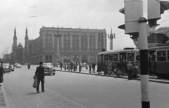 Lengyelország, Varsó, ulica Marszalkowska az Alkotmány tér (Plac Konstytucji)-ról a plac Zbawiciela felé nézve. A téren a Szentséges Megváltó temploma (Kościół Najświętszego Zbawiciela)., 1959, Vimola Károly, Fortepan #250585