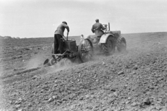 Magyarország, Tatabánya, Felsőgalla, vetőburgonya ültetése géppel a Nagy-Keselő keleti oldalán., 1959, Vimola Károly, traktor, Dutra-márka, Dutra UE-28, Fortepan #250594