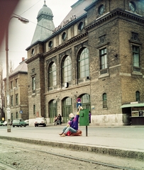 Hungary, Szeged, Indóház tér, vasútállomás (Nagyállomás)., 1990, Tóth Károly dr, fashion, railway, colorful, Trabant-brand, Fiat-brand, Wartburg-brand, Dacia-brand, train station, tram stop, place-name signs, Fortepan #25069