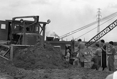 Magyarország, Budapest XI., árvízi védekezés, gátépítés a Hunyadi János út és az Árasztó utca közötti területen., 1954, FŐMTERV, Domonkos Endre, Budapest, lapát, építkezés, homok, munkás, árvízvédelem, Fortepan #251001