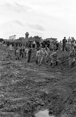 Magyarország, Budapest XI., árvízi védekezés, gátépítés a Hunyadi János út és az Árasztó utca közötti területen., 1954, FŐMTERV, Domonkos Endre, Budapest, lapát, építkezés, árvízvédelem, Fortepan #251003