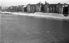 Magyarország, Budapest XIII., kilátás a Margit hídról a Dunára, szemben az Újpesti rakpart, balra a Szent István park épületei, jobbra a Palatinus házak., 1954, FŐMTERV, Domonkos Endre, Budapest, látkép, építőanyag, rakpart, ház, Fortepan #251010