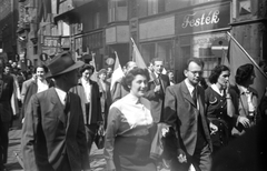 Magyarország, Budapest VII., Dohány utca a Klauzál utcától a Nyár utca felé nézve, május 1-i felvonulás résztvevői., 1955, FŐMTERV, Domonkos Endre, Budapest, nők, zászló, férfiak, ünneplő ruha, Fortepan #251019