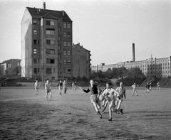 Magyarország, Budapest XI., sportpálya a mai Baranyai tér helyén, háttérben az Október huszonharmadika (Schönherz Zoltán) utca 17. számú ház és a Lágymányosi Dohánygyár, 1955, FŐMTERV, Domonkos Endre, Budapest, dohánygyár, Fortepan #251020