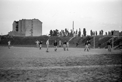 Magyarország, Budapest XI., sportpálya a mai Baranyai tér helyén, háttérben a Budafoki út 81. számú ház., 1955, FŐMTERV, Domonkos Endre, Budapest, labdarúgás, Fortepan #251022