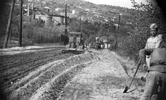 Magyarország, Budapest XII., Liptó utca, talaj-előkészítés szulfitszennylúgos talajstabilizációhoz., 1956, FŐMTERV, Domonkos Endre, Budapest, katona, ködvágó sapka, útépítés, Fortepan #251056