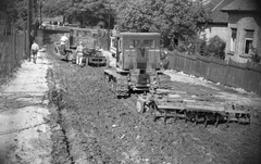 Magyarország, Budapest XII., Liptó utca, talaj-előkészítés szulfitszennylúgos talajstabilizációhoz. Háttérben a Németvölgyi út, 1956, FŐMTERV, Domonkos Endre, Budapest, borona, útépítés, Fortepan #251057