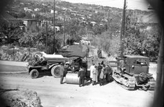 Magyarország, Budapest XII., Hegyalja út, szemben a Liptó utca. Szulfitszennylúgos talajstabilizáció előkészítéséhez használt munkagépek és a munkát ellenőrző bizottság tagjai., 1956, FŐMTERV, Domonkos Endre, Dutra DR-50, Budapest, munkagép, úthenger, Fortepan #251059