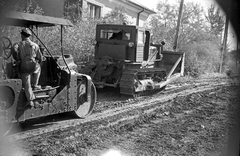 Magyarország, Budapest XII., Liptó utca, szulfitszennylúgos talajstabilizáció munkálatai., 1956, FŐMTERV, Domonkos Endre, Budapest, munkagép, úthenger, Fortepan #251060