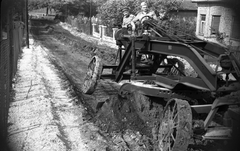 Magyarország, Budapest XII., Liptó utca, talaj-előkészítés szulfitszennylúgos talajstabilizációhoz. Háttérben a Németvölgyi út, 1956, FŐMTERV, Domonkos Endre, Budapest, katona, sár, munkagép, Fortepan #251064