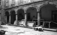 Magyarország, budai Vár, Budapest I., az Úri utca 64-66. számú ház, a FŐMTERV székházának udvara, felújítás előtti állapot., 1957, FŐMTERV, Domonkos Endre, Budapest, boltív, talicska, Fortepan #251069