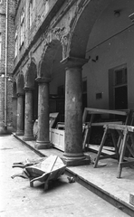 Magyarország, budai Vár, Budapest I., az Úri utca 64-66. számú ház, a FŐMTERV székházának udvara, felújítás előtti állapot., 1957, FŐMTERV, Domonkos Endre, Budapest, oszlop, talicska, Fortepan #251070