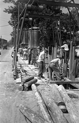 Magyarország, Budapest XIV., Egressy út, csatornaépítés a Törökőr utca közelében. Távolban látszik a vasúti felüljáró a Mexikói útnál., 1957, FŐMTERV, Domonkos Endre, Budapest, farönk, mélyépítés, Fortepan #251074