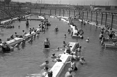 Magyarország, Budapest XIII., Dagály (Szabadság) fürdő. Háttérben az Árpád híd pesti hídfője., 1957, FŐMTERV, Domonkos Endre, Budapest, Best of, Fortepan #251077