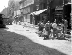 Magyarország, Budapest V., Váci utca, a felvétel a 15. számú ház előtt készült., 1957, FŐMTERV, Domonkos Endre, eszpresszó, Budapest, árnyékoló, cipész, talicska, órás, Fortepan #251079