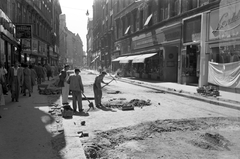 Magyarország, Budapest V., a Váci utca Kristóf tér - Régi posta utca közötti szakasza., 1957, FŐMTERV, Domonkos Endre, Budapest, munkás, fodrászat, árnyékoló, illatszerbolt, lapát, csákány, Expressz utazási iroda, anyák és gyermekek boltja, Fortepan #251080