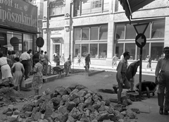 Magyarország, Budapest V., Párizsi utca, szemben a Váci utcában a Piarista (Pesti Barnabás) utca sarkán a Csók István Galéria., 1957, FŐMTERV, Domonkos Endre, galéria, Budapest, cipőbolt, talicska, Fortepan #251081