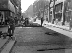 Magyarország, Budapest V., Váci utca, balra a Párizsi utca, jobbra a Piarista (Pesti Barnabás) utca sarkán a Csók István Galéria., 1957, FŐMTERV, Domonkos Endre, Budapest, munkás, Fortepan #251082