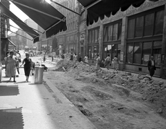 Magyarország, Budapest V., Váci utca, balra a Párizsi utca, jobbra a Piarista (Pesti Barnabás) utca sarkán a Csók István Galéria., 1957, FŐMTERV, Domonkos Endre, galéria, Budapest, árnyékoló, kuka, Fortepan #251083