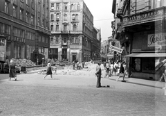 Magyarország, Budapest V., Váci utca a Kigyó utcától a Piarista (Pesti Barnabás) utca felé nézve., 1957, FŐMTERV, Domonkos Endre, Budapest, utcakép, kesztyű, Fortepan #251084