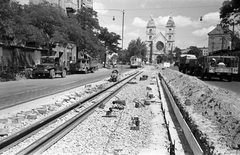 Magyarország, Budapest XIII.,Budapest VI., Váci út a Balzac utcától a Szent Margit (Élmunkás) tér és az Árpád-házi Szent Margit-templom felé nézve., 1957, FŐMTERV, Domonkos Endre, Budapest, villamos, teherautó, Dodge-márka, Dodge WC-széria, Fortepan #251087